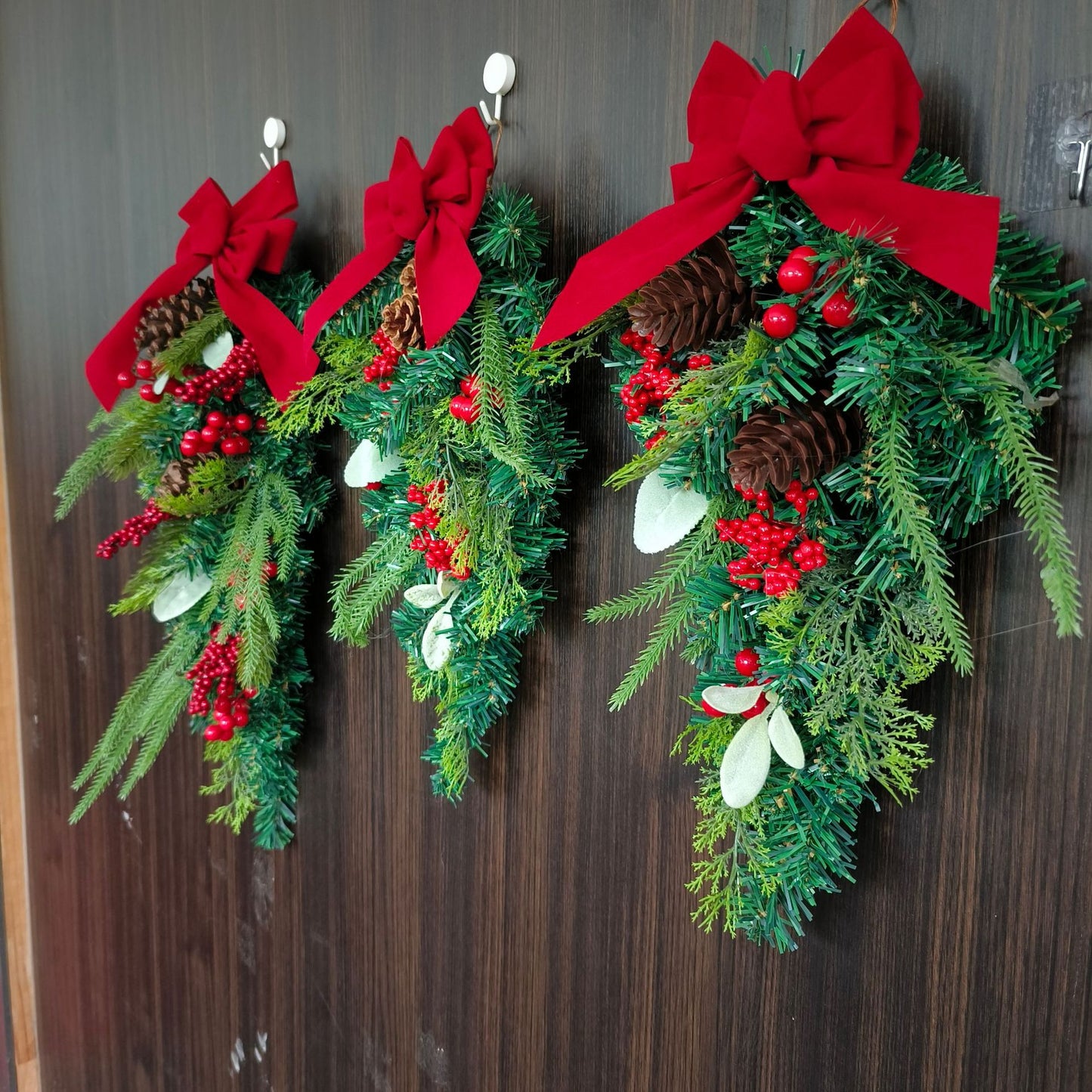 Christmas decorations, hanging ornaments, teardrop Christmas trees, bows, red berries, flocked PE wall hangings, rattan wreaths, and other decorative items.